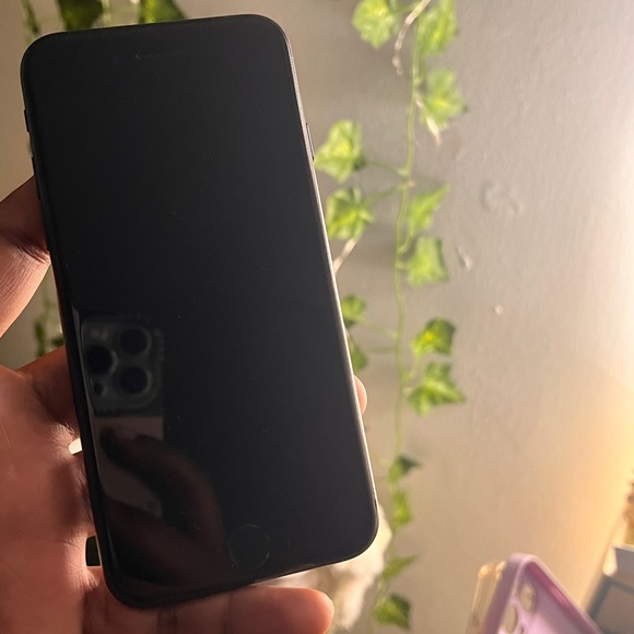 iPhone 7 ~ used for only 1 year, comes with free four cases! - Picture 2 of 3
